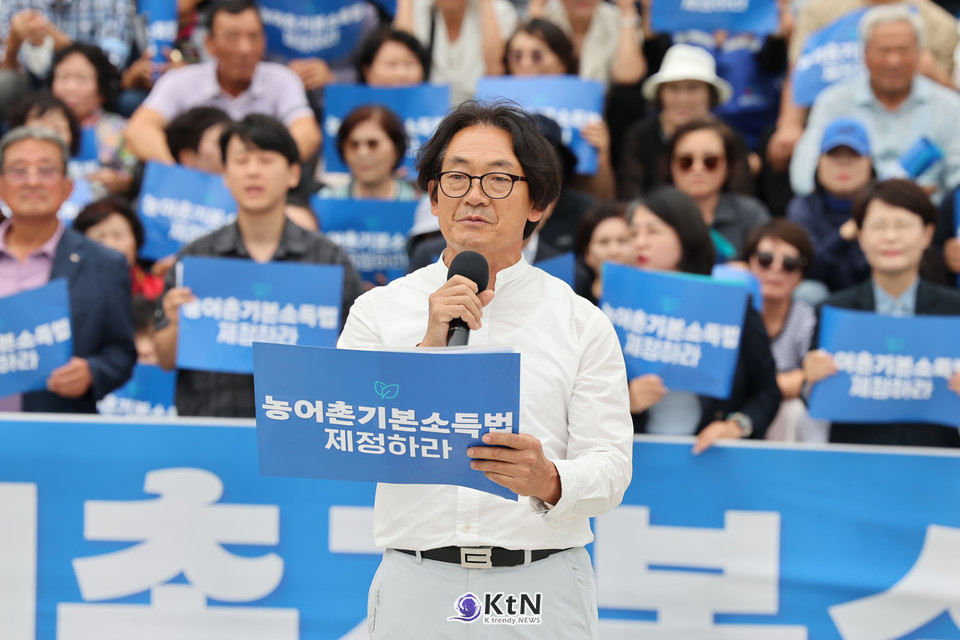 지난 9월 12일, 국회 대회의실에서 열린 ‘농어촌기본소득추진연대’ 출범식에 참석한 전북 임실 윤용안 소상공인 대표 /사진=기본소득당,K trendy NEWS DB ⓒ케이 트렌디뉴스 무단전재 및 수집, 재배포금지