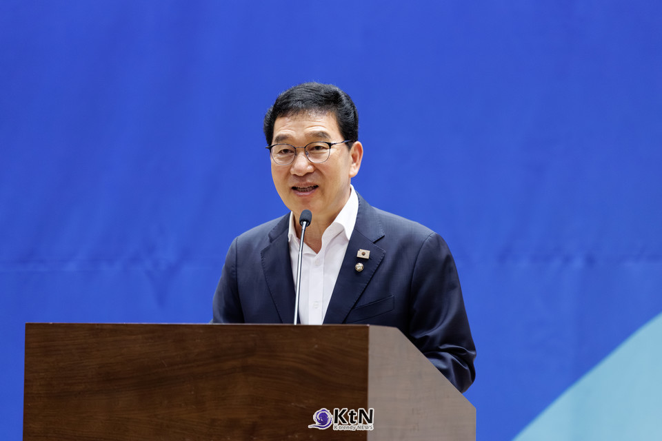 신정훈 국회 행정안전위원장은 '농어촌이 무너지면 도시도 무너집니다. 농어촌기본소득은 단순한 지원금이 아닙니다. 지역을 살리는 희망의 불씨입니다.'  /사진=기본소득당,K trendy NEWS DB ⓒ케이 트렌디뉴스 무단전재 및 수집, 재배포금지