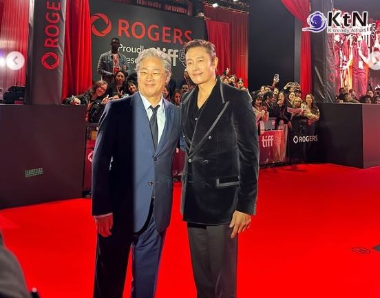 토론토도 사로잡았다…이병헌 열연+박찬욱 연출 ‘어쩔수가없다’ 국제 관객상