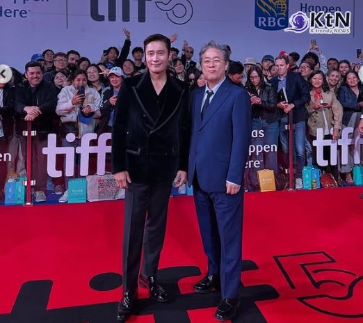 토론토도 사로잡았다…이병헌 열연+박찬욱 연출 ‘어쩔수가없다’ 국제 관객상 사진=2025 09.15  이병헌 인스타그램 갈무리 K trendy NEWS DB ⓒ케이 트렌디뉴스 무단전재 및 수집, 재배포금지