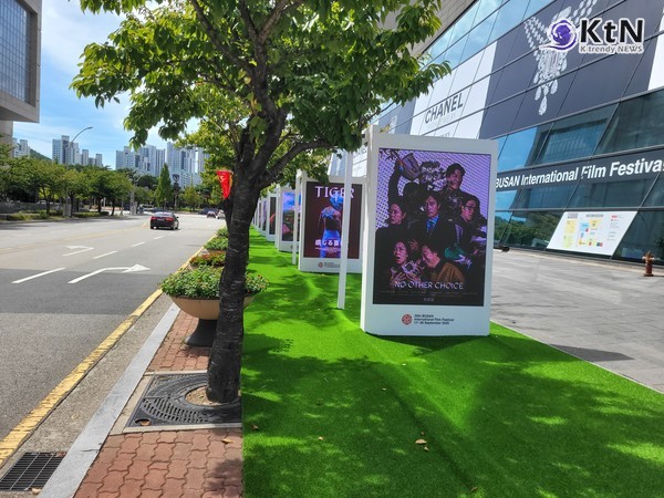 제30회 부산국제영화제, 아시아 영화의 미래를 여는 10일간의 항해  사진=2025 09.17  영화 어쩔수가없다영어 제목 No Other Choice 포스터가 걸려 있는 거리 K trendy NEWS DB ⓒ케이 트렌디뉴스 무단전재 및 수집, 재배포금지