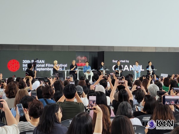 연기 30년 맞은 이병헌, 제30회 부산국제영화제  개막식 MC 소감...겹경사로 부일영화상까지  사진=2025 09.19   K trendy NEWS DB ⓒ케이 트렌디뉴스 무단전재 및 수집, 재배포금지