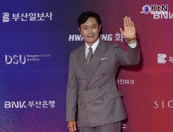 연기 30년 맞은 이병헌, 제30회 부산국제영화제  개막식 MC 소감...겹경사로 부일영화상까지  사진=2025 09.19  제34회 부일영화상에서 이병헌은 영화 승부로 남우주연상을 수상  K trendy NEWS DB ⓒ케이 트렌디뉴스 무단전재 및 수집, 재배포금지