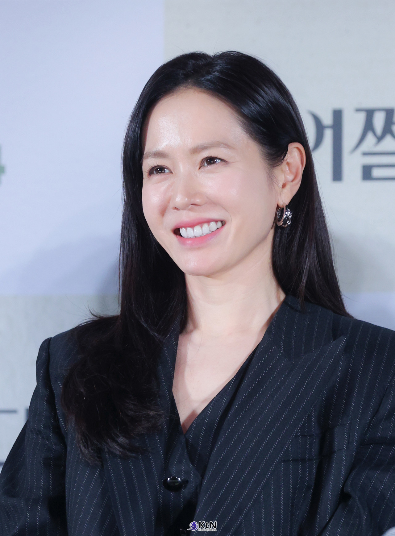 배우 손예진이 영화 '어쩔수가 없다' 언론 배급 시사회에 참석해 다양한 이야기를 나누고 있다. / 사진=K trendy NEWS DB ⓒ케이 트렌디뉴스 무단전재 및 수집, 재배포금지