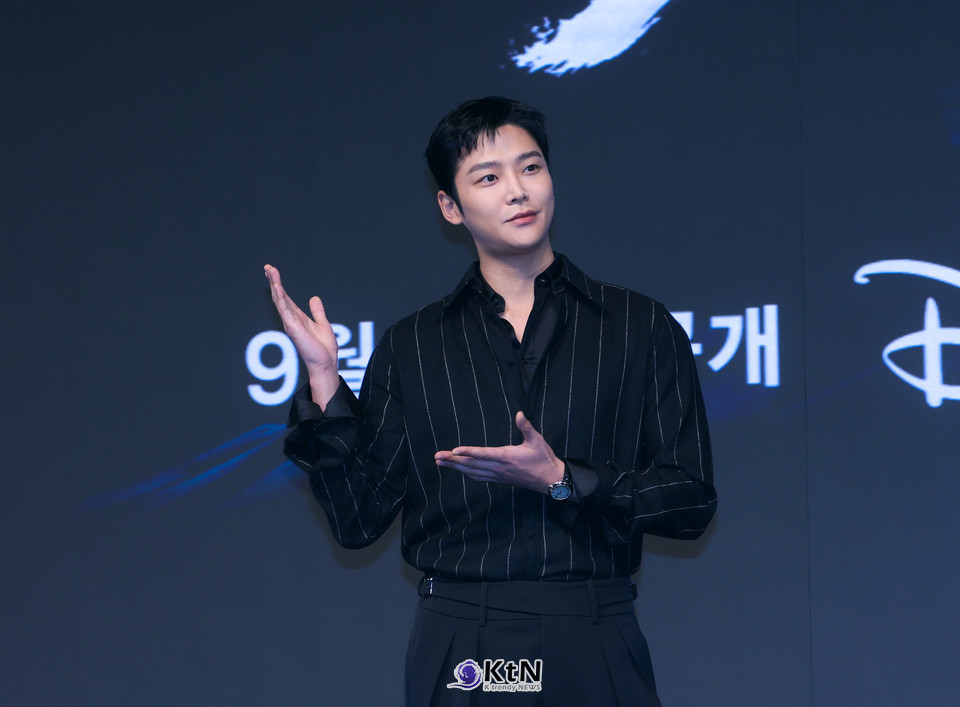 로운은 이번 작품에서 마포 나루터를 장악한 황패 ‘장시율’ 역을 맡아, 필모그래피 사상 가장 강렬하고 거친 캐릭터로의 변신을 예고했다. /사진=K trendy NEWS DB ⓒ케이 트렌디뉴스 무단전재 및 수집, 재배포금지