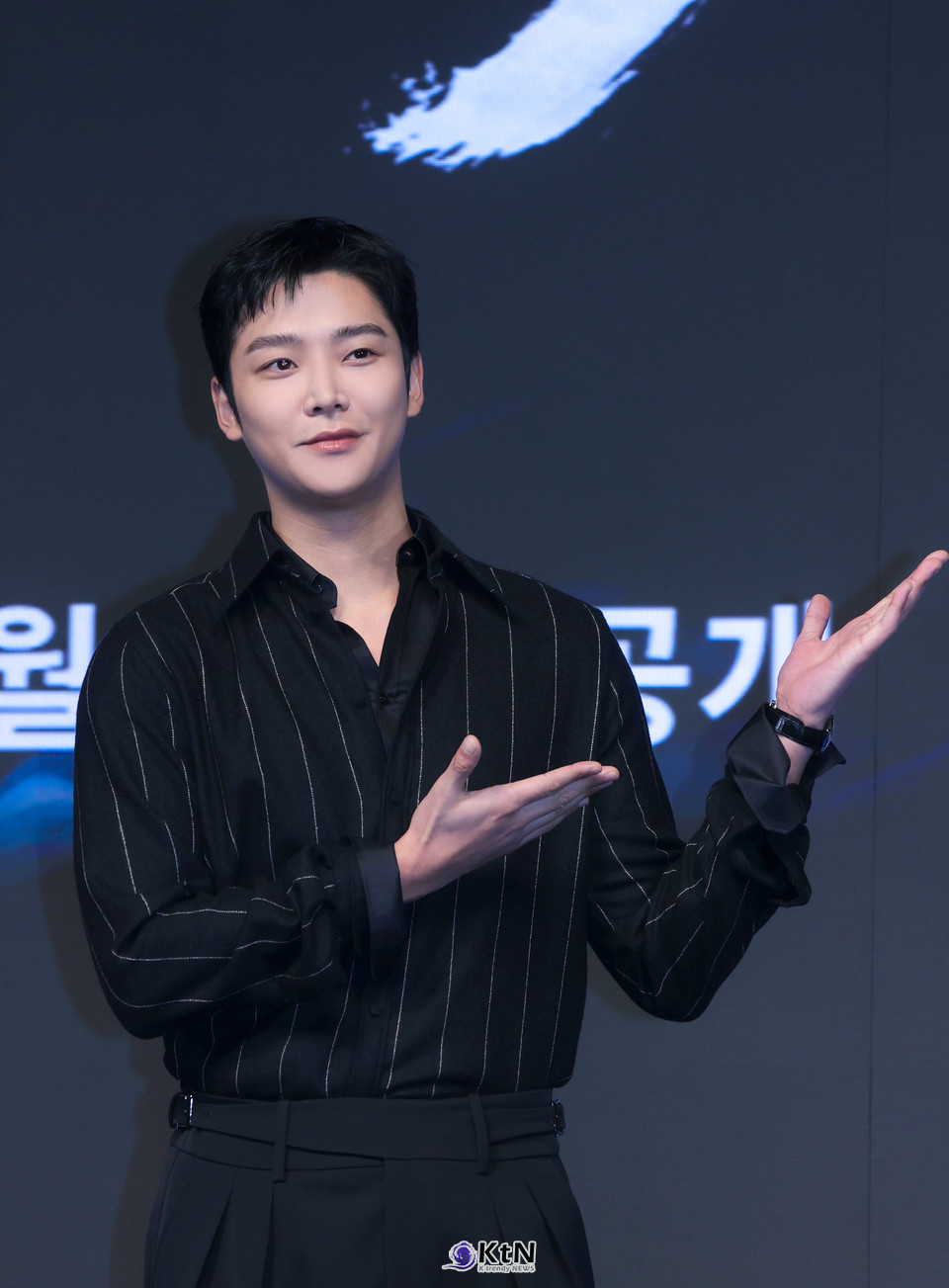 로운은 이번 작품에서 마포 나루터의 황패 ‘장시율’ 역으로 출연해 지금까지와는 전혀 다른 거친 카리스마를 선보인다./사진=K trendy NEWS DB ⓒ케이 트렌디뉴스 무단전재 및 수집, 재배포금지