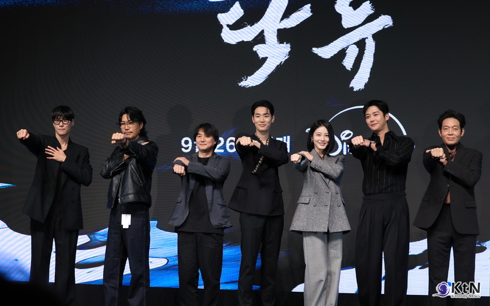 디즈니+ 오리지널 사극 드라마 탁류 제작발표회 현장. 배우 로운, 신예은, 박서함, 박지환, 최귀화, 김동원과 추창민 감독. 사진=K trendy NEWS DB ⓒ케이 트렌디뉴스 무단전재 및 수집, 재배포금지