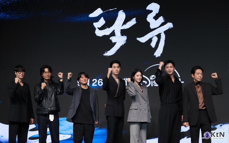디즈니+ 오리지널 사극 드라마 탁류 제작발표회 현장. 배우 로운, 신예은, 박서함, 박지환, 최귀화, 김동원과 추창민 감독. 사진=K trendy NEWS DB ⓒ케이 트렌디뉴스 무단전재 및 수집, 재배포금지