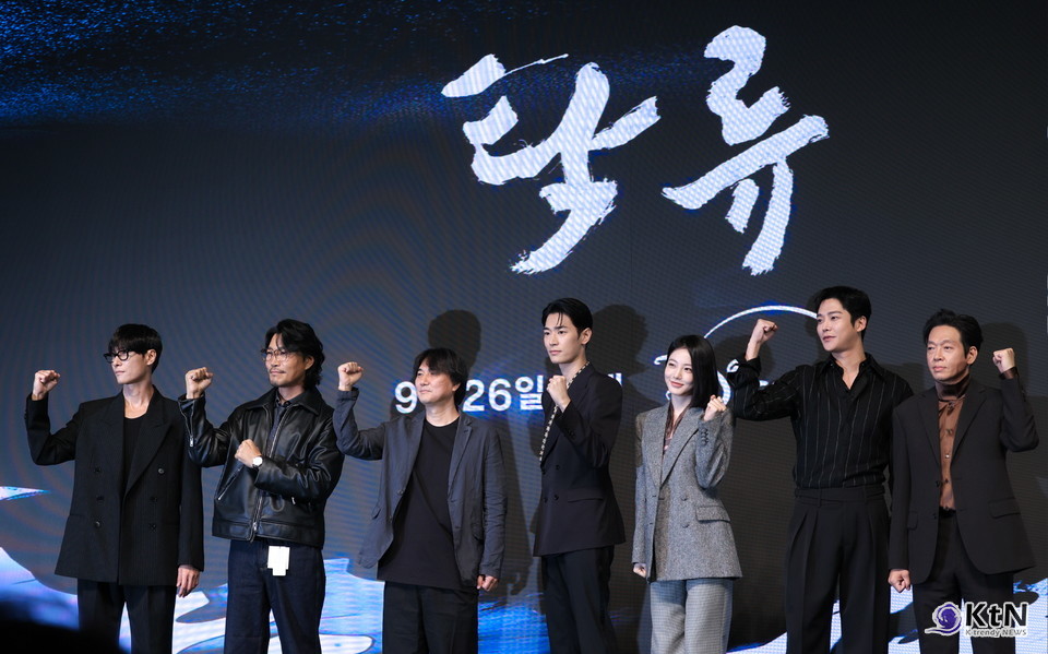 디즈니+ 오리지널 사극 드라마 탁류 제작발표회 현장. 배우 로운, 신예은, 박서함, 박지환, 최귀화, 김동원과 추창민 감독. 사진=K trendy NEWS DB ⓒ케이 트렌디뉴스 무단전재 및 수집, 재배포금지