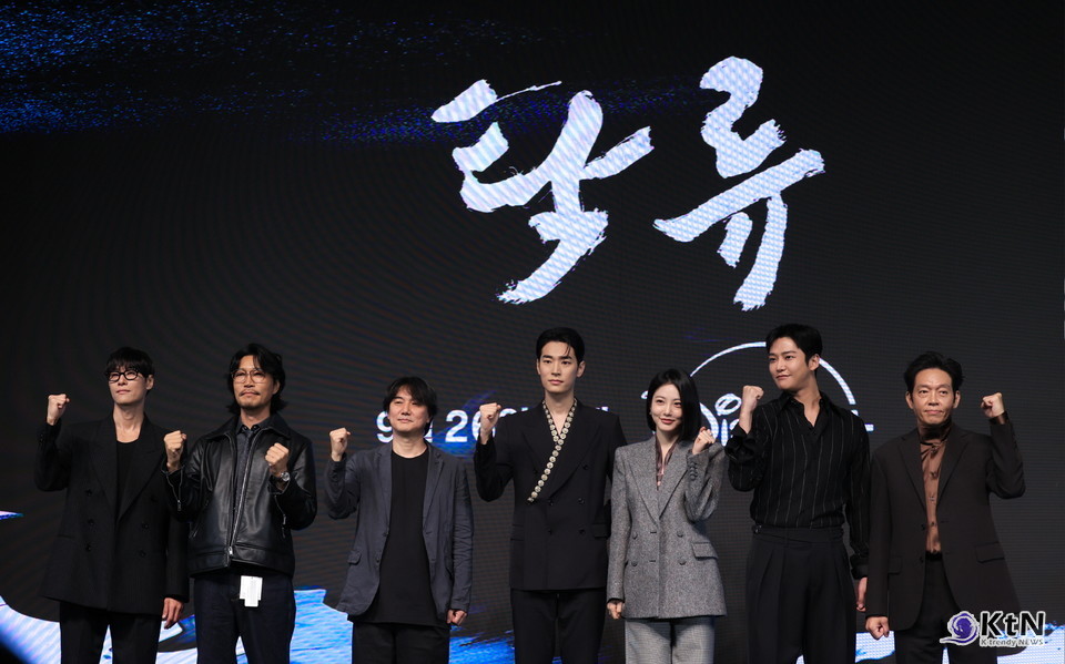 디즈니+ 오리지널 사극 드라마 탁류 제작발표회 현장. 배우 로운, 신예은, 박서함, 박지환, 최귀화, 김동원과 추창민 감독. 사진=K trendy NEWS DB ⓒ케이 트렌디뉴스 무단전재 및 수집, 재배포금지