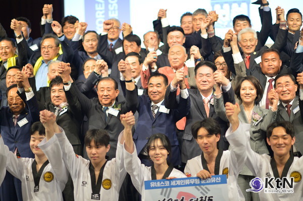 서울 여의도 63빌딩에서 열린 '2024 KOREA 태권도유네스코추진단 & 김운용컵 국제오픈태권도대회' 출범식에서 김운용스포츠위원회 시범단이 인상적인 격파 시범을 선보였다./사진=K trendy NEWS DB ⓒ케이 트렌디뉴스 무단전재 및 수집, 재배포금지