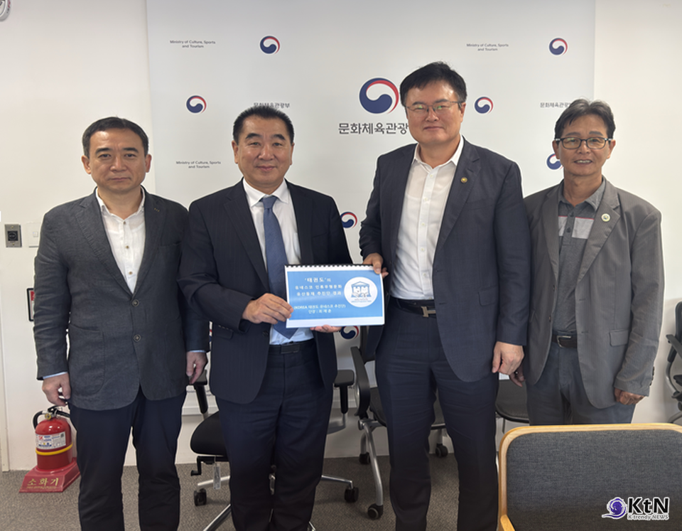 김대현 문화체육관광부 2차관(오른쪽에서 두 번째)이 추진단으로부터 업무보고를 받았다.  /사진=KOREA 태권도 유네스코 등재추진단, K trendy NEWS DB ⓒ케이 트렌디뉴스 무단전재 및 수집, 재배포금지