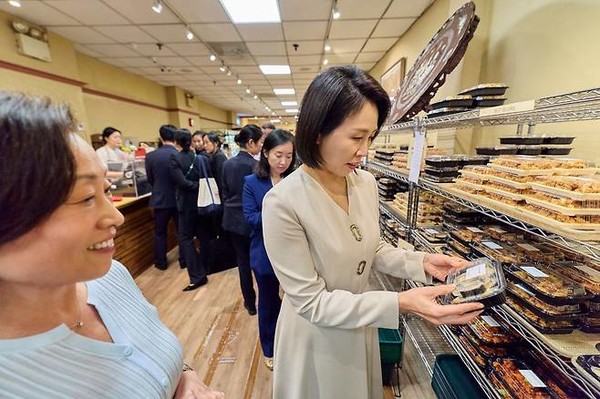 뉴욕 코리아타운 찾은 김혜경 여사, 김밥 인기, 영화 (케데헌)장면 영향 컸다  사진=2025 09.25 대통령실  K trendy NEWS DB ⓒ케이 트렌디뉴스 무단전재 및 수집, 재배포금지