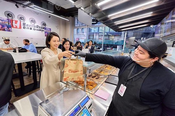 뉴욕 코리아타운 찾은 김혜경 여사, 김밥 인기, 영화 (케데헌)장면 영향 컸다  사진=2025 09.25 대통령실  K trendy NEWS DB ⓒ케이 트렌디뉴스 무단전재 및 수집, 재배포금지