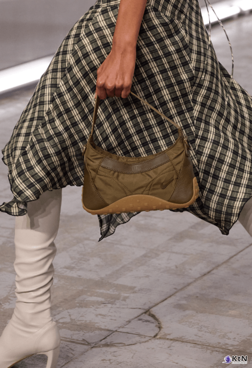 KNWLS' Milan Debut Unveils a Synergistic Collaboration with Nike. 사진=Iker Aldama, K trendy NEWS DB ⓒ케이 트렌디뉴스 무단전재 및 수집, 재배포금지