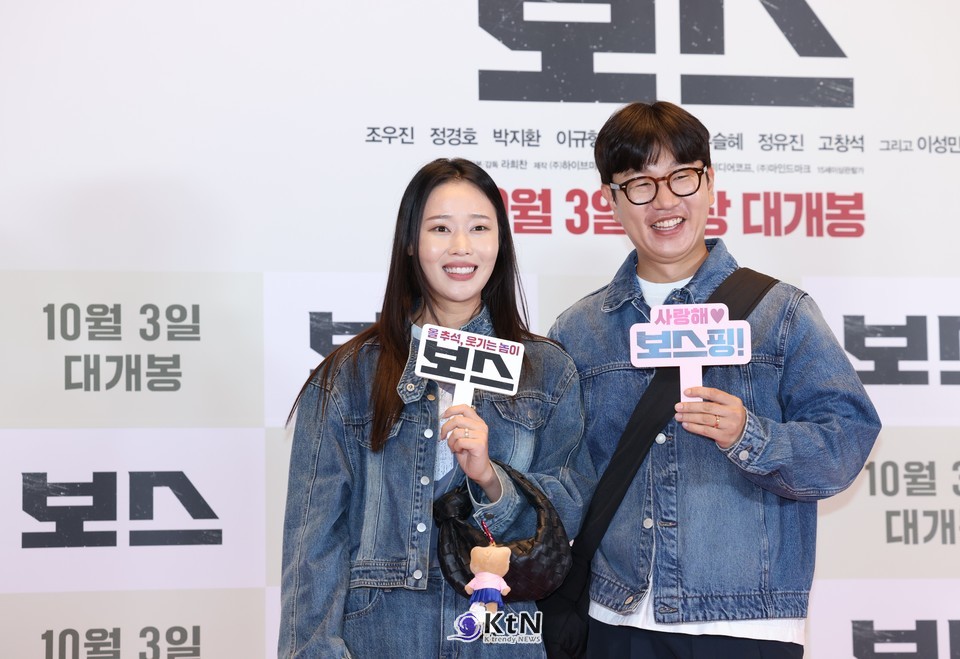 나란히 포토월에 선 개그맨 정호철과 아내 이혜지는 다정하게 손을 맞잡은 채 똑 닮은 행복한 미소를 지었고, 이어 깜짝 키스 포즈를 선보이며 현장 분위기를 단숨에 달콤하게 만들었다. /사진=K trendy NEWS DB ⓒ케이 트렌디뉴스 무단전재 및 수집, 재배포금지