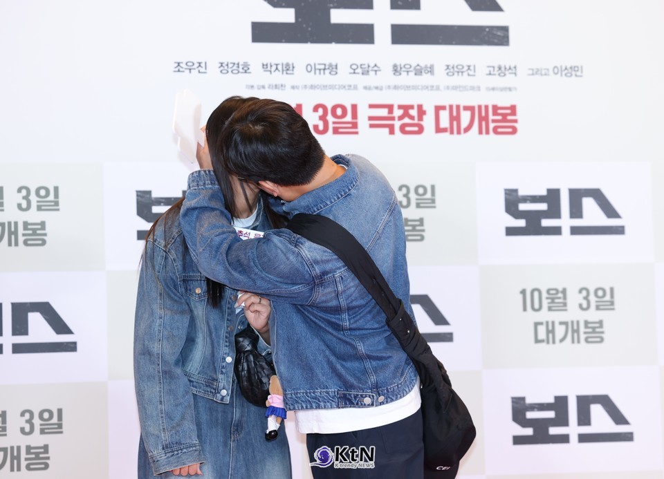 개그맨 정호철과 아내 이혜지가 영화 ‘보스’ VIP 시사회 포토월에서 깜짝 키스 포즈까지 선보이며 현장을 단숨에 달콤하게 만들었다./사진=K trendy NEWS DB ⓒ케이 트렌디뉴스 무단전재 및 수집, 재배포금지