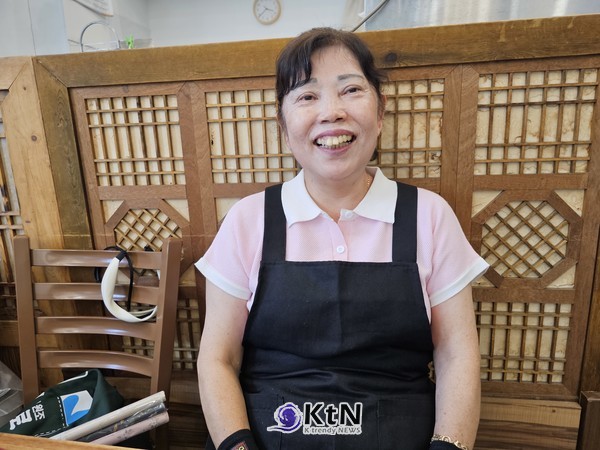아침 기도와 함께 요리를 시작하여 자신이 만족할 때까지 정성을 들이는 김선자 대표 (사진=조영식 기자)