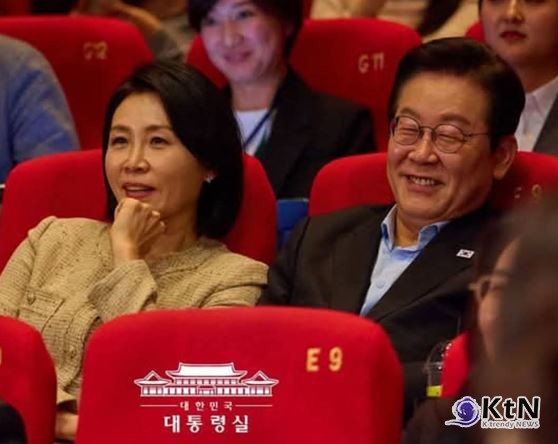 김혜경 여사, 이석증 진단으로 한일정상회담 만찬 불참   사진=2025 09.30  부산 국제 영화제에 참석한 이재명 대통령과 김혜경 여사  (대통령실) K trendy NEWS DB ⓒ케이 트렌디뉴스 무단전재 및 수집, 재배포금지