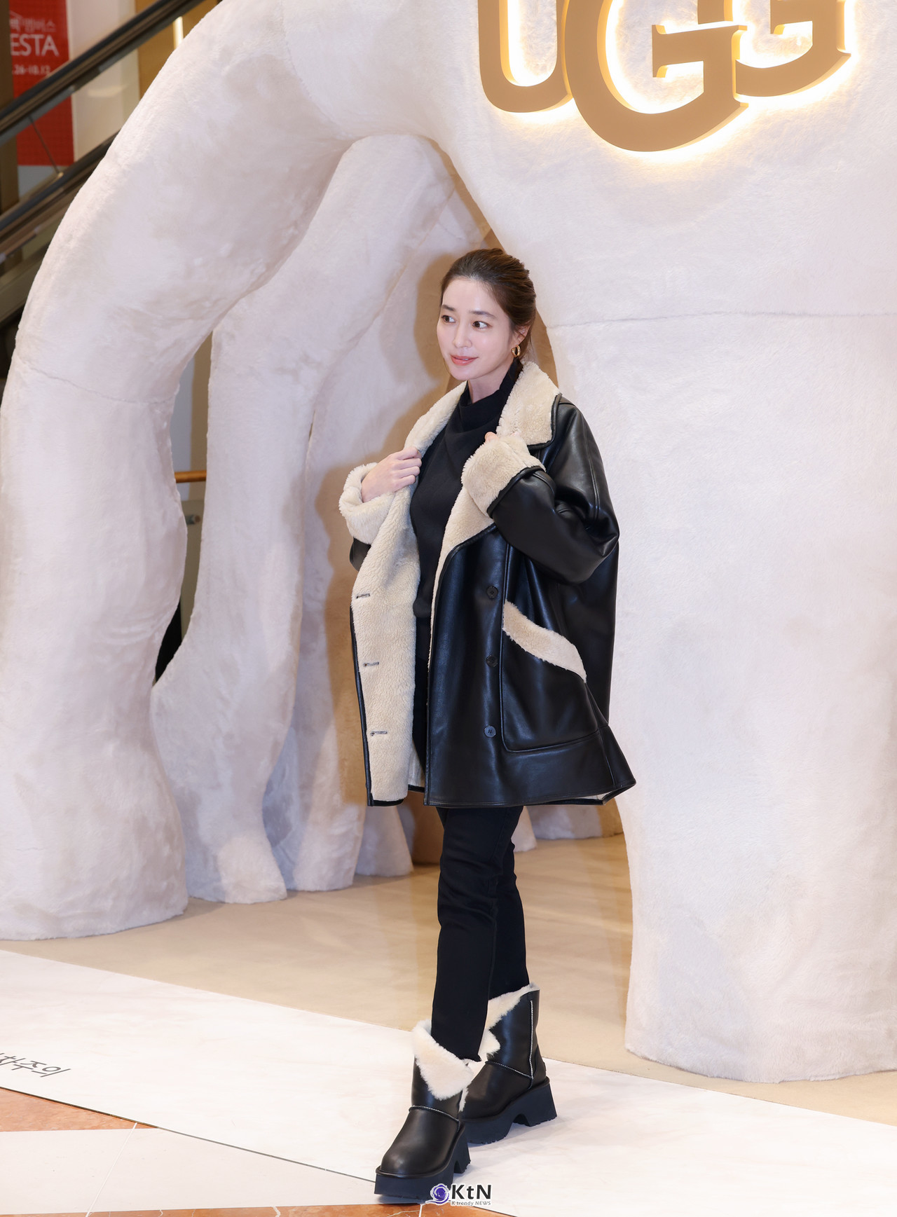 배우 이민정이 어그의 에스미 부츠를 활용한 포근한 스타일링으로 등장했다. / 사진=K trendy NEWS DB ⓒ케이 트렌디뉴스 무단전재 및 수집, 재배포금지.