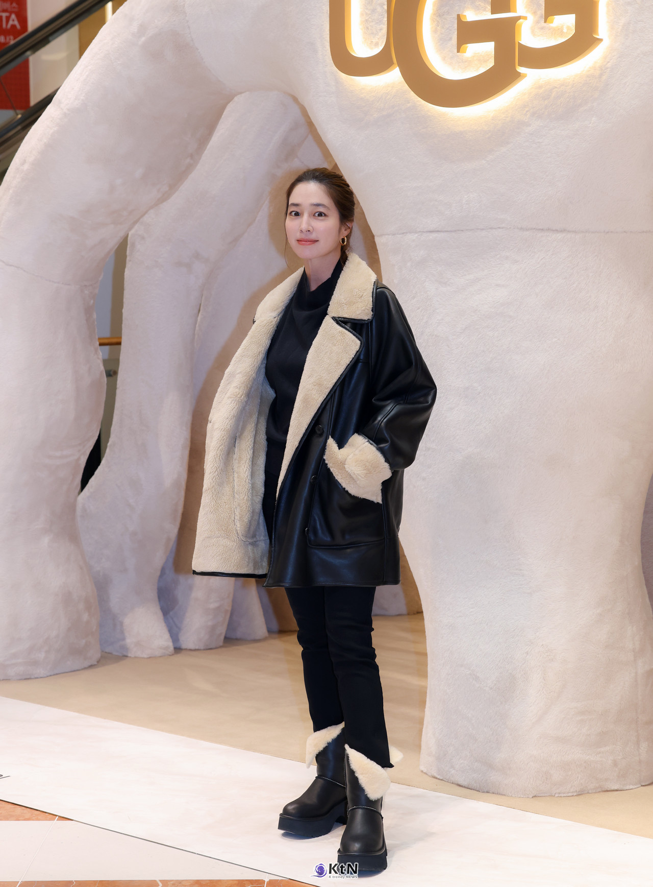 배우 이민정이 어그의 에스미 부츠를 활용한 포근한 스타일링으로 등장했다. / 사진=K trendy NEWS DB ⓒ케이 트렌디뉴스 무단전재 및 수집, 재배포금지.