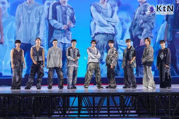 세븐틴, 홍콩 카이탁 스타디움 매진…성룡 깜짝 등장, 호텔·관광·드론쇼까지…‘세븐틴 현상’ 홍콩을 물들이다  사진=2025 10.01 플레디스 엔터테인먼트   K trendy NEWS DB ⓒ케이 트렌디뉴스 무단전재 및 수집, 재배포금지