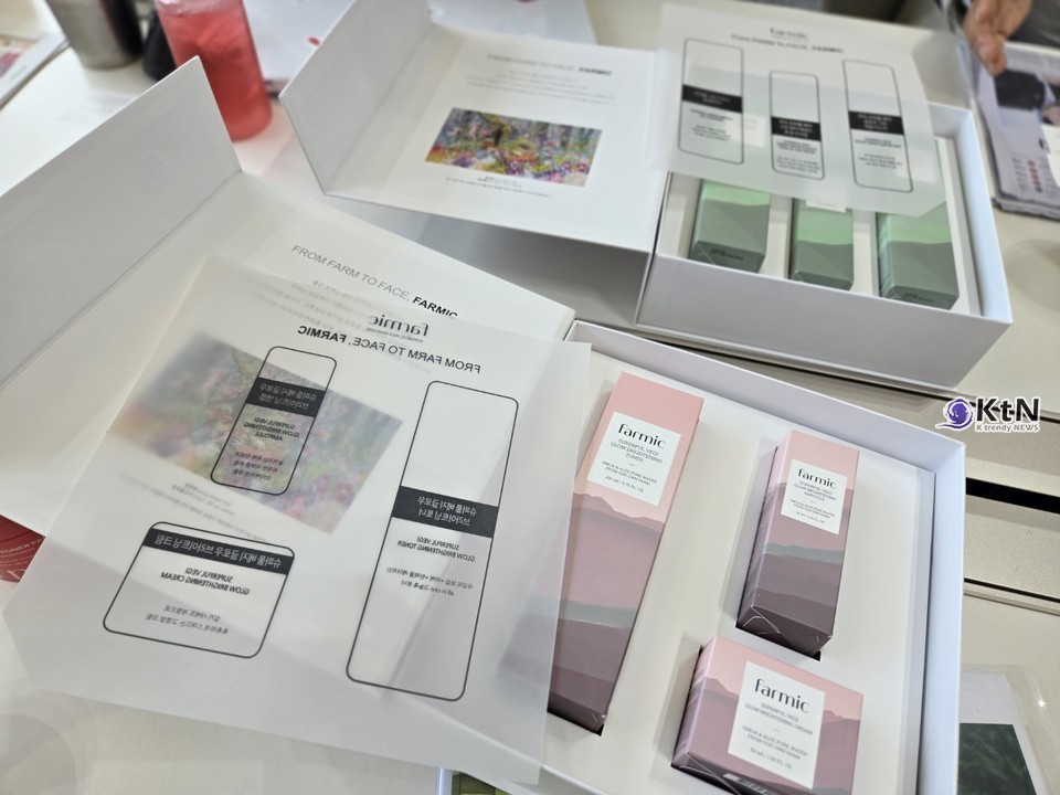  뉴트럴 톤은 무채색에 가까운 팔레트, 즉 화이트·그레이·베이지·블랙을 중심으로 구성된다. 에이스팜 파믹(farmic) /사진= K trendy NEWS DB ⓒ케이 트렌디뉴스 무단전재 및 수집, 재배포금지