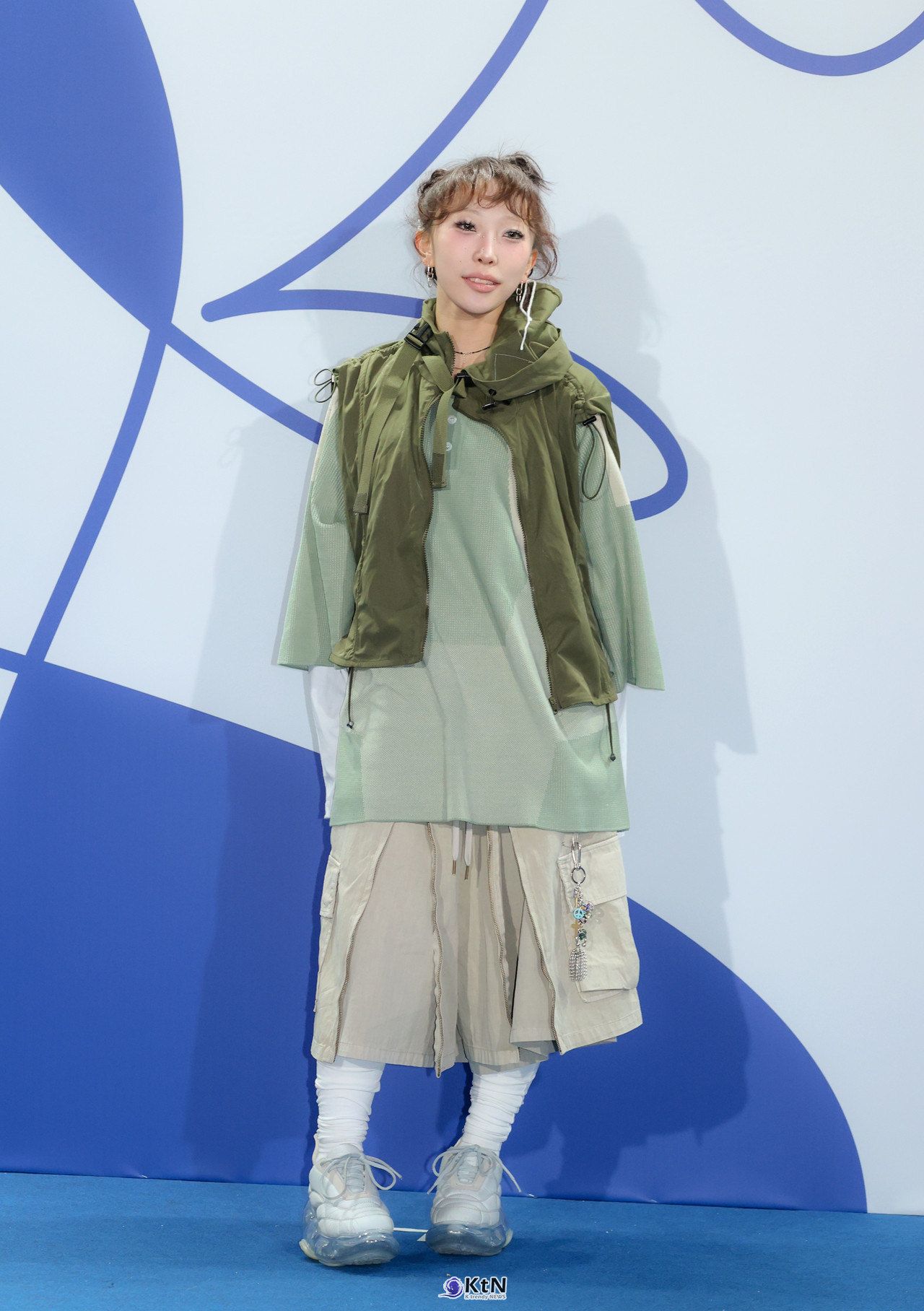 패션 산업은 뉴트럴 톤을 ‘타임리스 디자인’의 언어로 활용한다. - 2025 F/W 서울패션위크 아조바이아조 포토월의 댄서 카프리 / 사진=K trendy NEWS DB ⓒ케이 트렌디뉴스 무단전재 및 수집, 재배포금지.