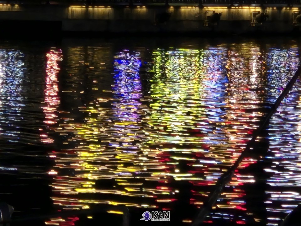 반짝이는 금속의 질감, 네온처럼 빛나는 전자적 발광은 사회가 미래를 어떻게 상상하는지를 보여준다.  /사진=K trendy NEWS DB ⓒ케이 트렌디뉴스 무단전재 및 수집, 재배포금지