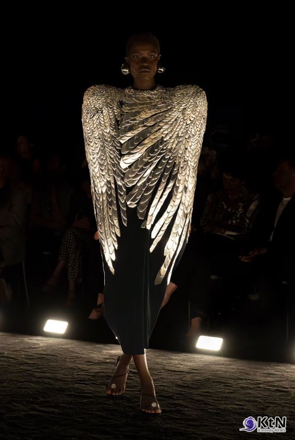 파리 오뜨 꾸뛰르 위크가 Hôtel Salomon de Rothschild에서 열리며, 다니엘 로즈베리(Daniel Roseberry)의 초현실주의 비전이 다시 한 번 주목받았다./사진=Schiaparelli, K trendy NEWS DB ⓒ케이 트렌디뉴스 무단전재 및 수집, 재배포금지