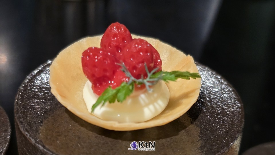  레드는 사회적 불안을 경고하면서도, 동시에 개인에게는 도전과 자기 확신의 신호가 된다.  /사진=K trendy NEWS DB ⓒ케이 트렌디뉴스 무단전재 및 수집, 재배포금지