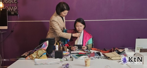 조미경 대표의 진단은 레드가 단순한 패션 트렌드가 아니라 사회적 긴장을 압축한 코드임을 보여준다. /사진=CMK 이미지 코리아 조미경 대표,  K trendy NEWS DB ⓒ케이 트렌디뉴스 무단전재 및 수집, 재배포금지