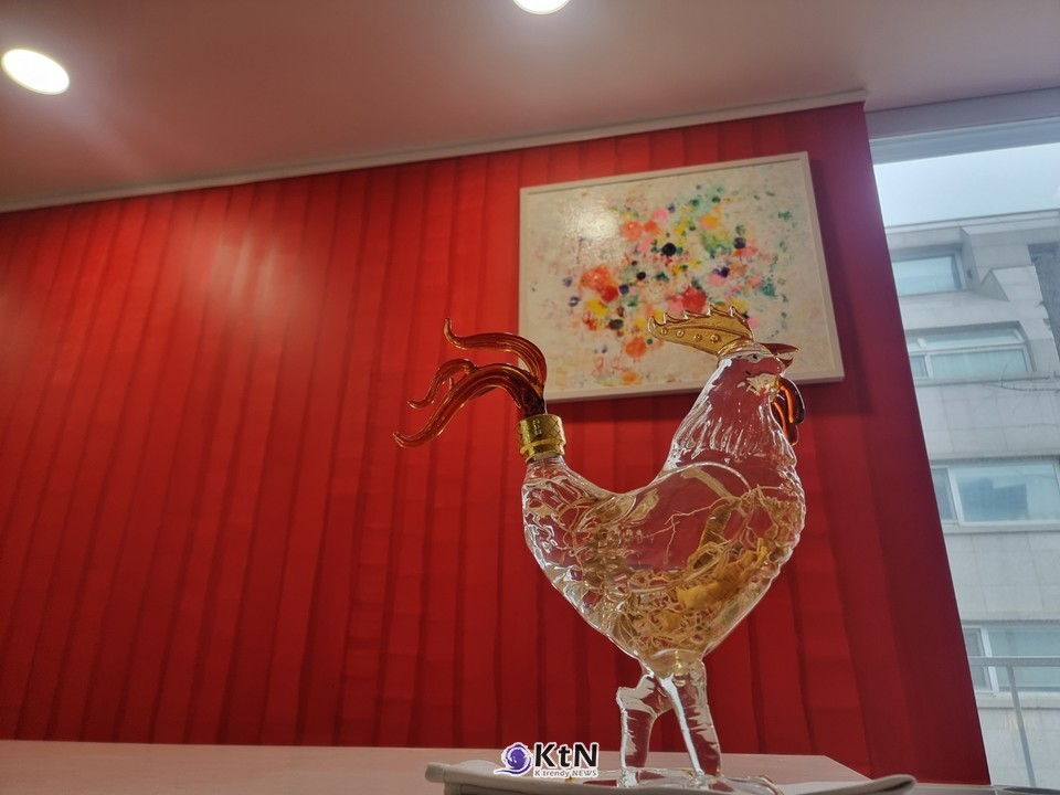 레드는 사랑과 욕망, 위험과 경고를 동시에 상징한다.  소비자는 레드를 통해 욕망과 위험을 동시에 경험한다.