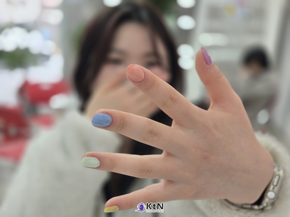 파스텔 톤은 희망과 안정, 위로를 상징한다. 뷰티 산업은 파스텔 네일과 립, 아이섀도를 통해 소비자에게 부드러운 변화를 제공한다. 파스텔 메이크업은 강렬한 변신보다는 “내 안의 부드러움”을 강조한다. /사진=K trendy NEWS DB ⓒ케이 트렌디뉴스 무단전재 및 수집, 재배포금지