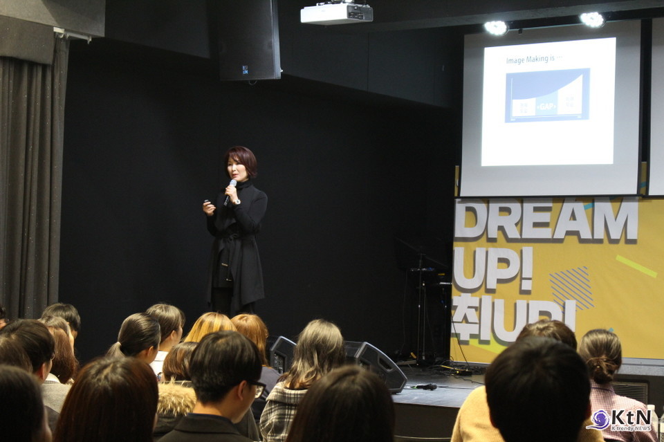 조미경 CMK이미지코리아 대표는 “블루는 감정을 억누르는 색이 아니라 감정을 설계하는 색”  사진=K trendy NEWS DB ⓒ케이 트렌디뉴스 무단전재 및 수집, 재배포금지