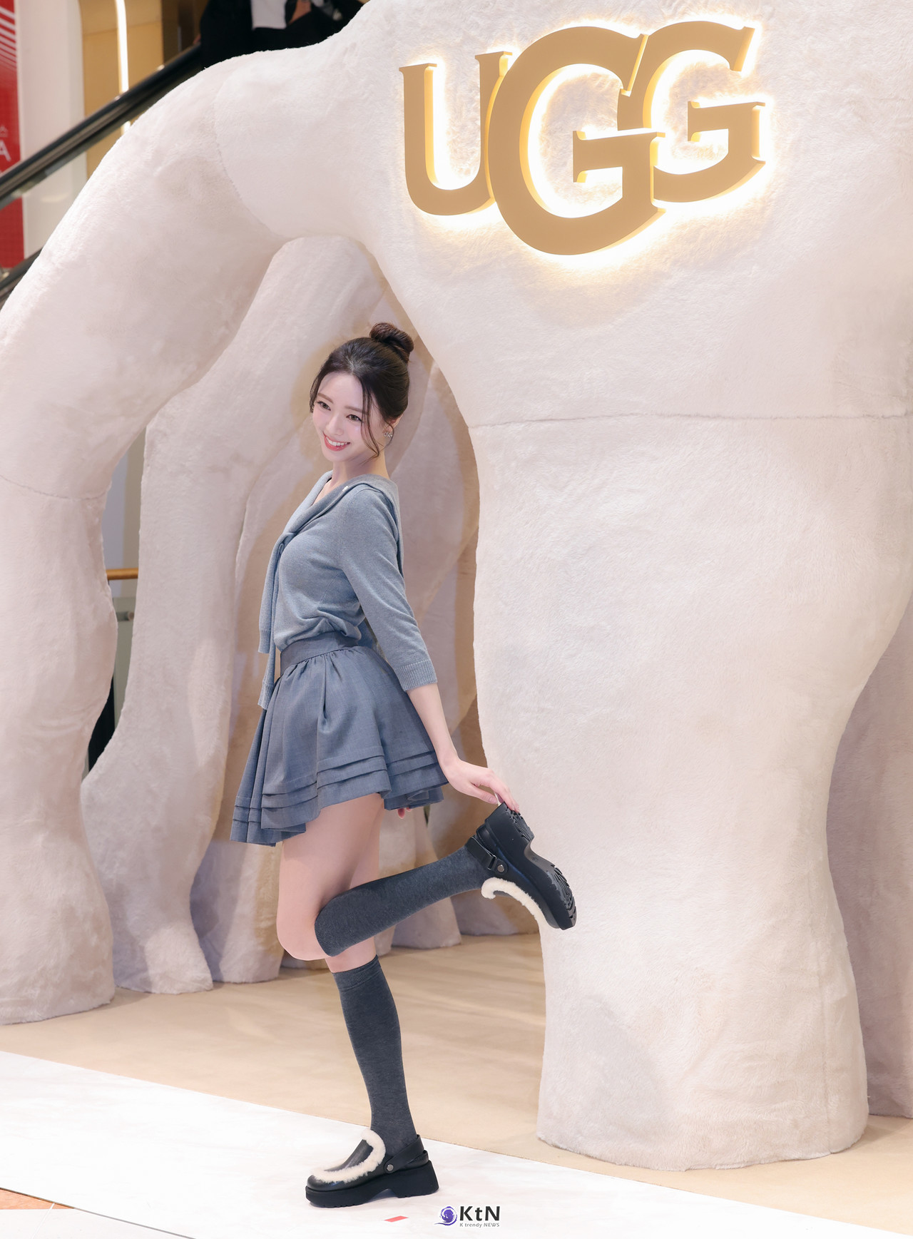 그룹 있지(ITZY)의 멤버 유나는 어그의 부츠 아이템을 완벽하게 소화하며 등장했다. / 사진=K trendy NEWS DB ⓒ케이 트렌디뉴스 무단전재 및 수집, 재배포금지.