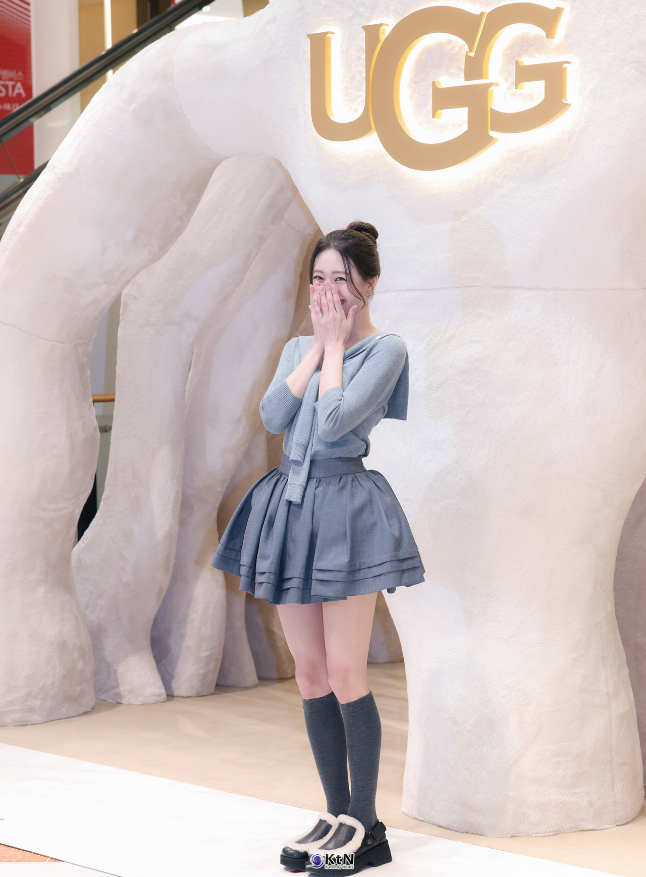그룹 있지(ITZY)의 멤버 유나는 어그의 부츠 아이템을 완벽하게 소화하며 등장했다. / 사진=K trendy NEWS DB ⓒ케이 트렌디뉴스 무단전재 및 수집, 재배포금지.