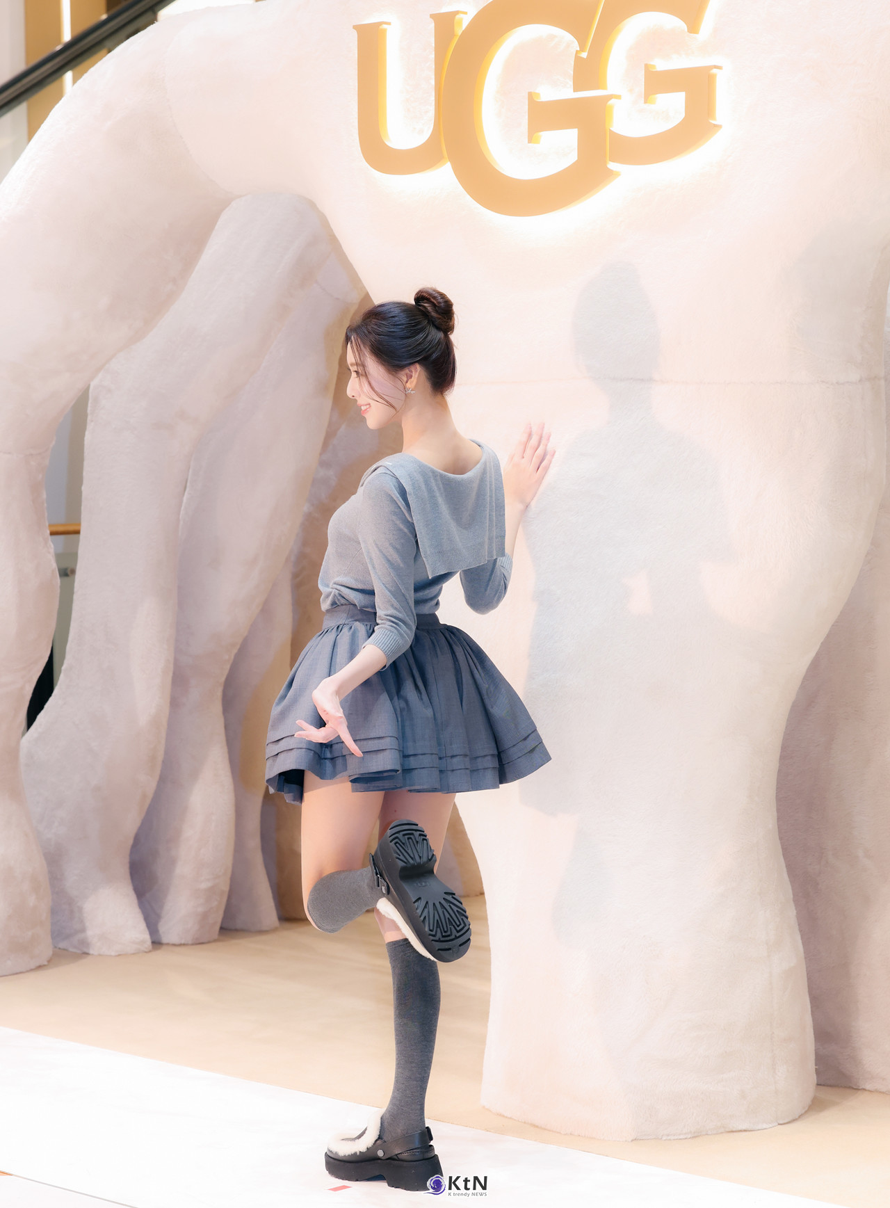 그룹 있지(ITZY)의 멤버 유나는 어그의 부츠 아이템을 완벽하게 소화하며 등장했다. / 사진=K trendy NEWS DB ⓒ케이 트렌디뉴스 무단전재 및 수집, 재배포금지.