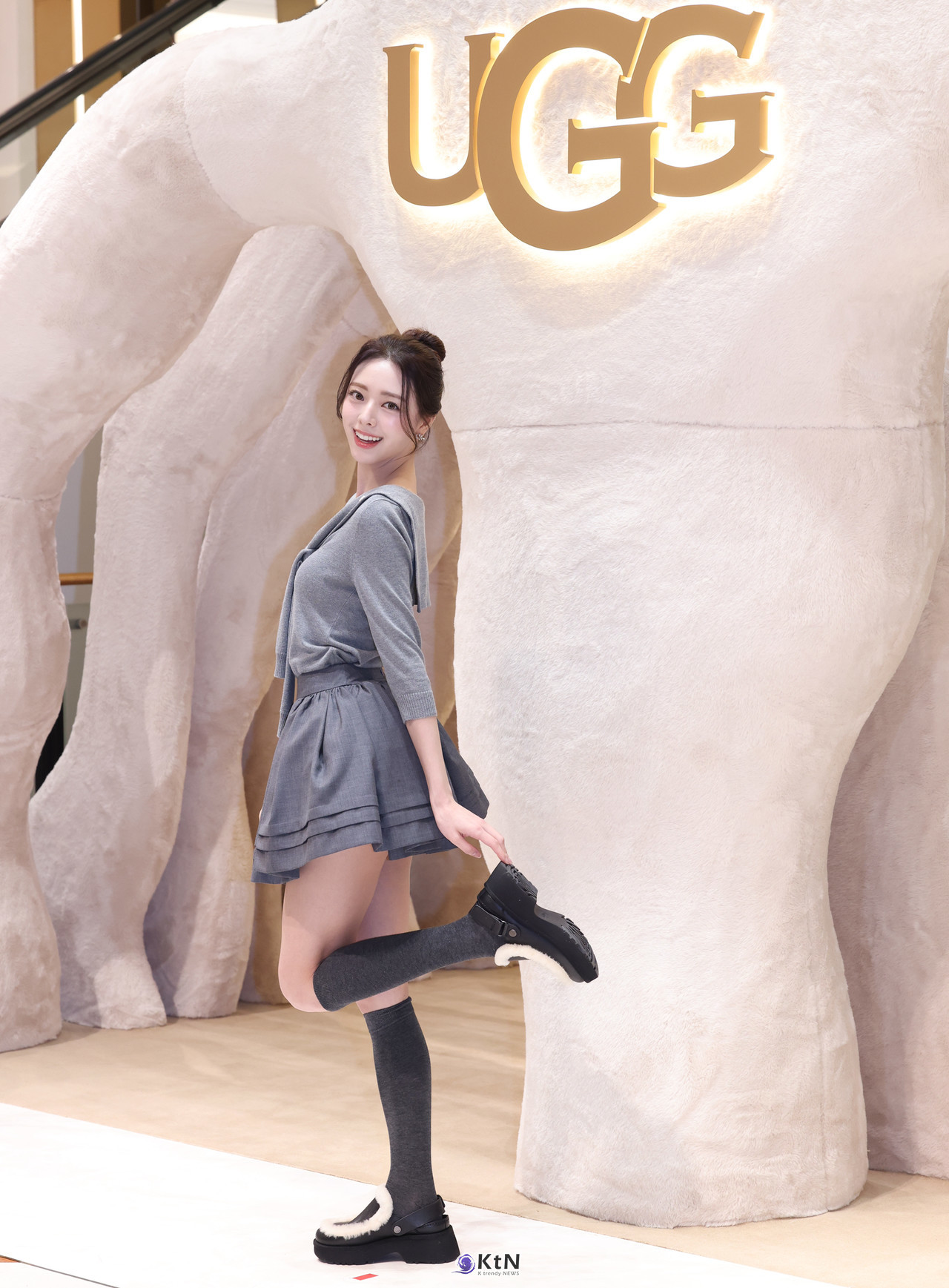 그룹 있지(ITZY)의 멤버 유나는 어그의 부츠 아이템을 완벽하게 소화하며 등장했다. / 사진=K trendy NEWS DB ⓒ케이 트렌디뉴스 무단전재 및 수집, 재배포금지.