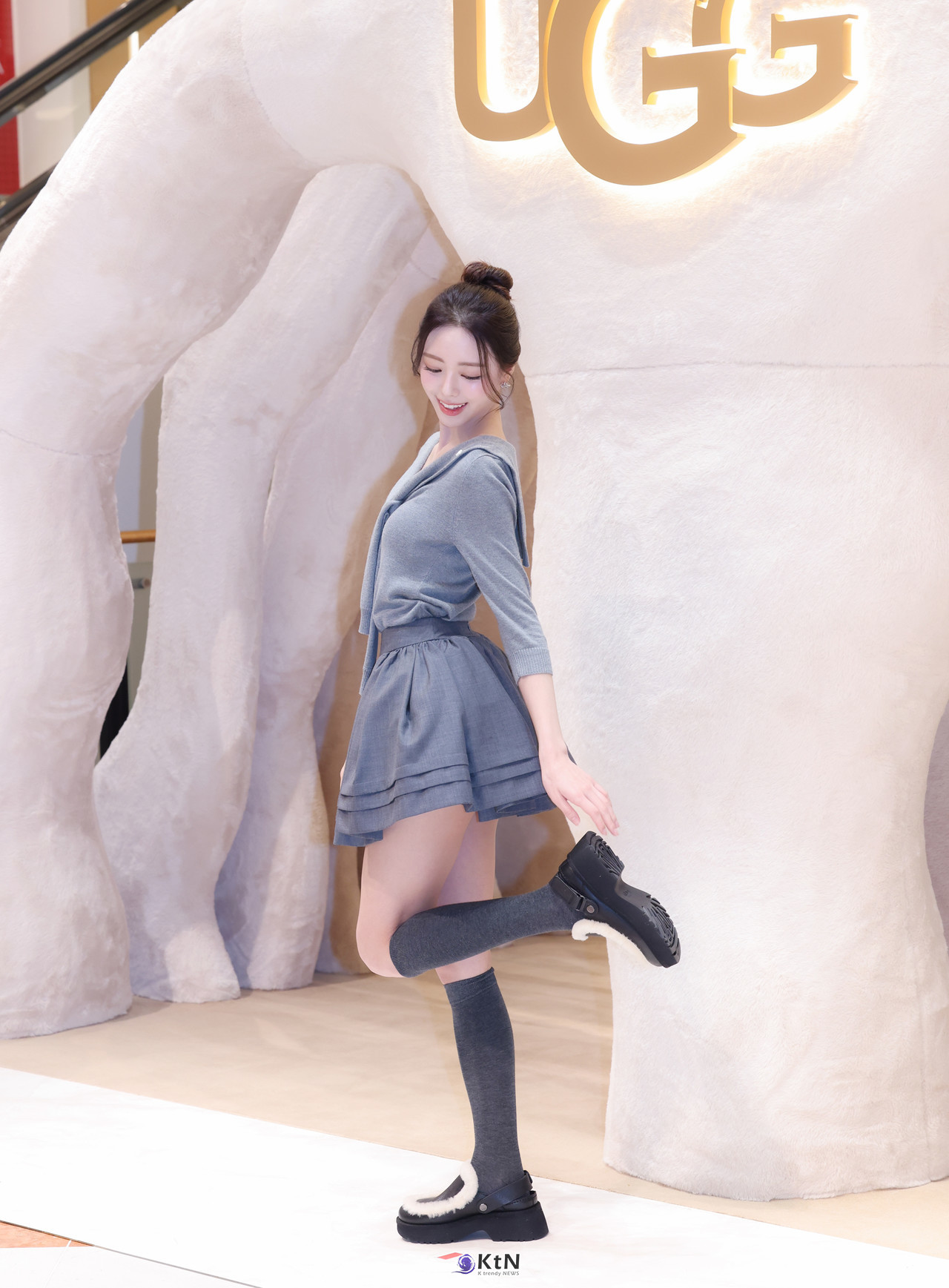 그룹 있지(ITZY)의 멤버 유나는 어그의 부츠 아이템을 완벽하게 소화하며 등장했다. / 사진=K trendy NEWS DB ⓒ케이 트렌디뉴스 무단전재 및 수집, 재배포금지.