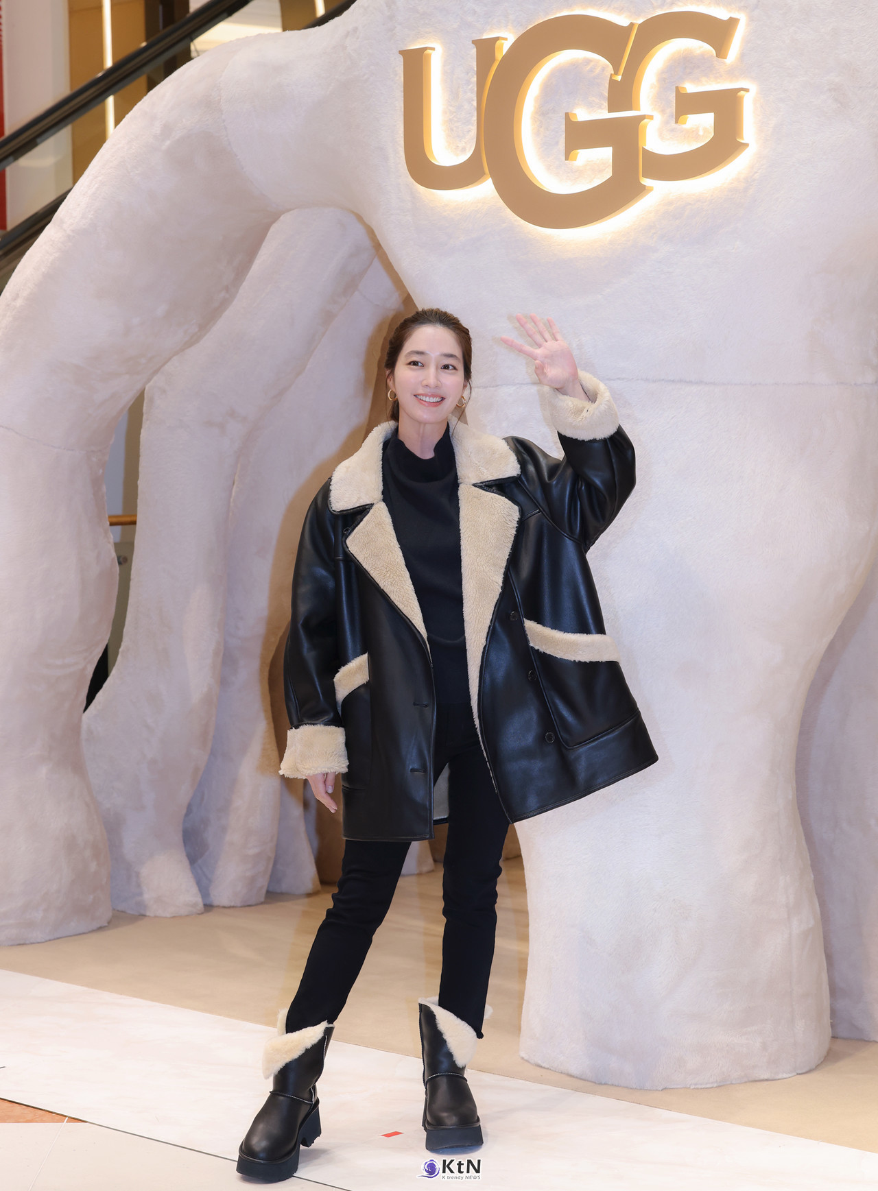 배우 이민정이 어그의 에스미 부츠를 활용한 포근한 스타일링으로 등장했다. / 사진=K trendy NEWS DB ⓒ케이 트렌디뉴스 무단전재 및 수집, 재배포금지.