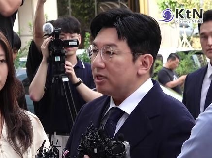 BTS 키운 하이브 수장, 자본시장법 위반 수사 받는다  방시혁 하이브 의장, 1,900억 부당이득 혐의로 출국금지  사진=2025 10.01 K trendy NEWS DB ⓒ케이 트렌디뉴스 무단전재 및 수집, 재배포금지