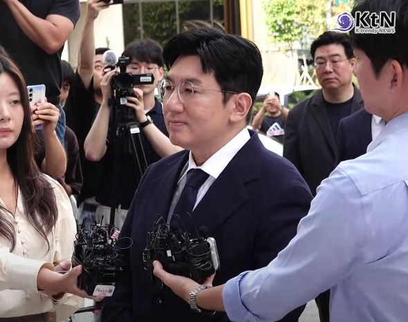 방시혁 경찰 출석…사모펀드-SPC 의혹 수사 본격화  사진=2025 09.15  디스패치 영상 갈무리 K trendy NEWS DB ⓒ케이 트렌디뉴스 무단전재 및 수집, 재배포금지