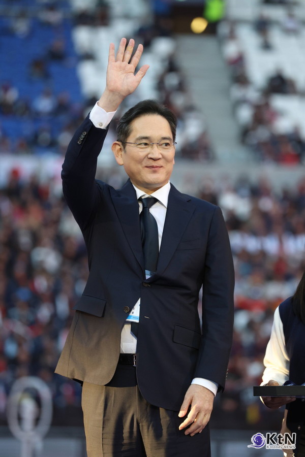 [KtN 박준식기자] 프랑스 리옹에서 개최된 ‘2024 국제기능올림픽’은 기술 인재의 중요성과 기업의 사회적 역할을 다시금 조명한 자리였다. 삼성전자의 이재용 회장은 이 대회의 폐회식에 참석하며 기술 강국 대한민국의 위상을 높이는 동시에, 미래 산업을 선도할 젊은 기술 인재 육성의 중요성을 강조했다.  /사진=삼성전자, K trendy NEW ⓒ케이 트렌디뉴스 무단전재 및 수집, 재배포금지