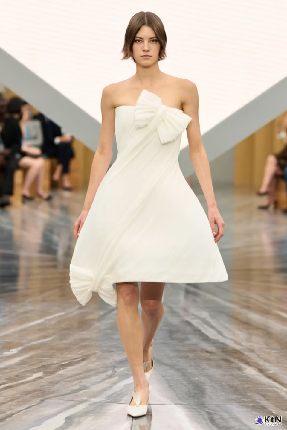 Jonathan Anderson's Debut Dior SS26 Womenswear Collection Was Nothing Short of Spectacular. 사진=Dior, K trendy NEWS DB ⓒ케이 트렌디뉴스 무단전재 및 수집, 재배포금지