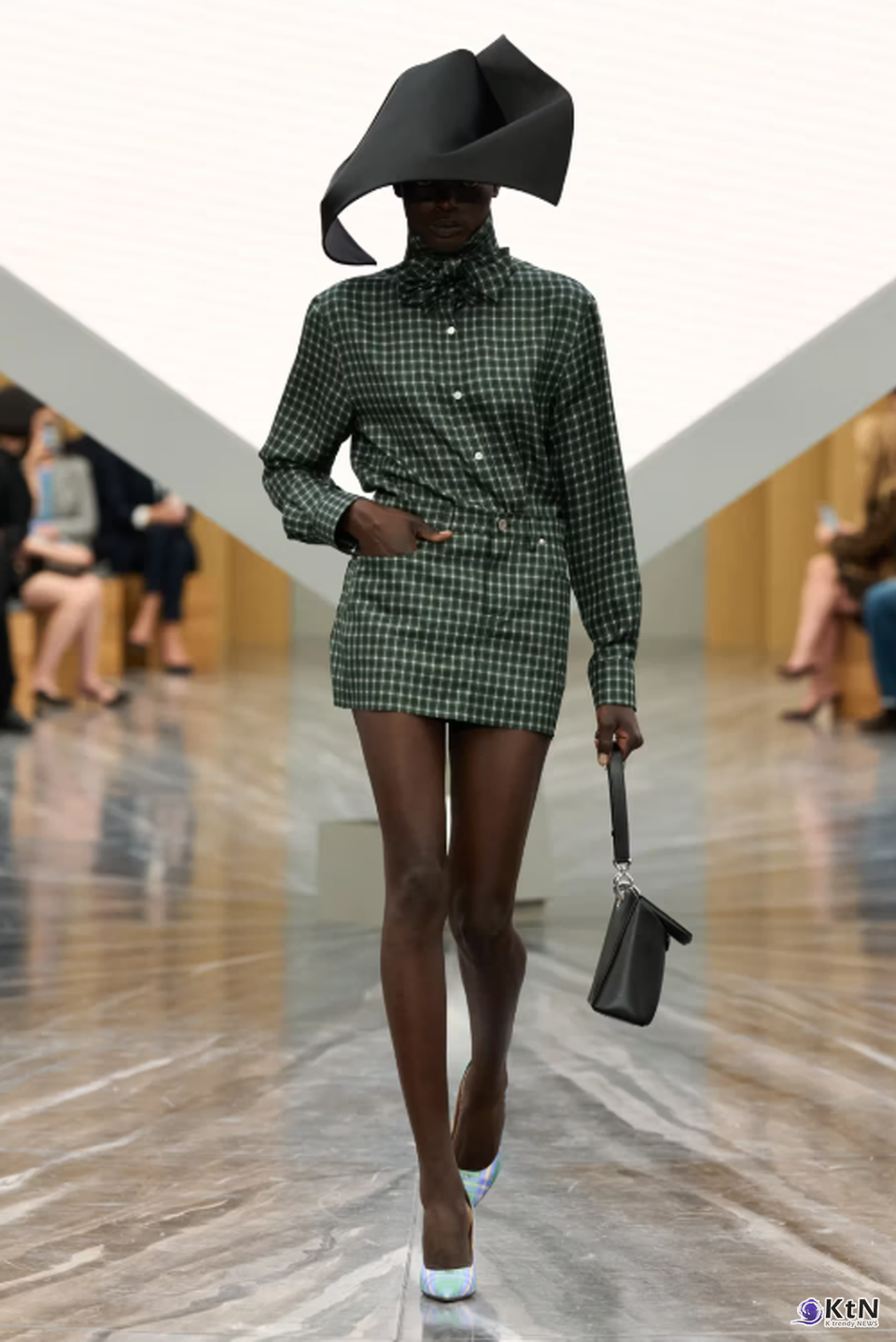 Jonathan Anderson's Debut Dior SS26 Womenswear Collection Was Nothing Short of Spectacular. 사진=Dior, K trendy NEWS DB ⓒ케이 트렌디뉴스 무단전재 및 수집, 재배포금지