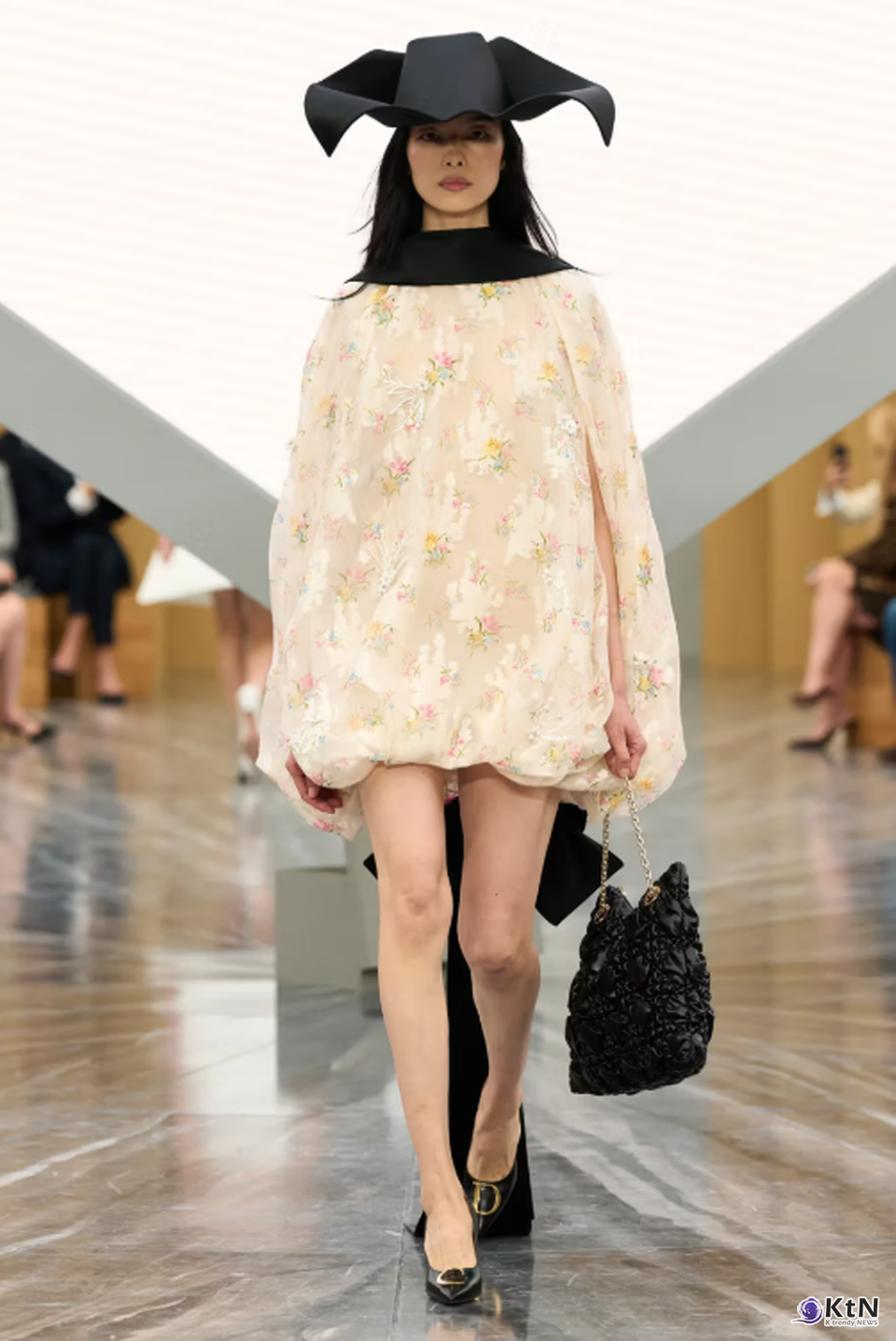 Jonathan Anderson's Debut Dior SS26 Womenswear Collection Was Nothing Short of Spectacular. 사진=Dior, K trendy NEWS DB ⓒ케이 트렌디뉴스 무단전재 및 수집, 재배포금지