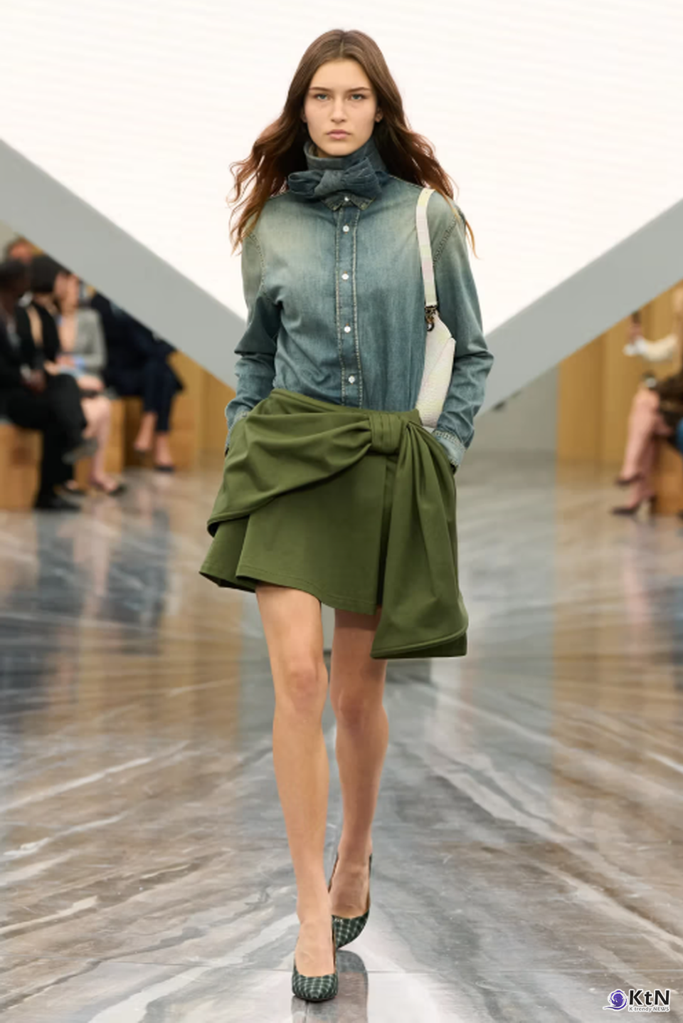 Jonathan Anderson's Debut Dior SS26 Womenswear Collection Was Nothing Short of Spectacular. 사진=Dior, K trendy NEWS DB ⓒ케이 트렌디뉴스 무단전재 및 수집, 재배포금지