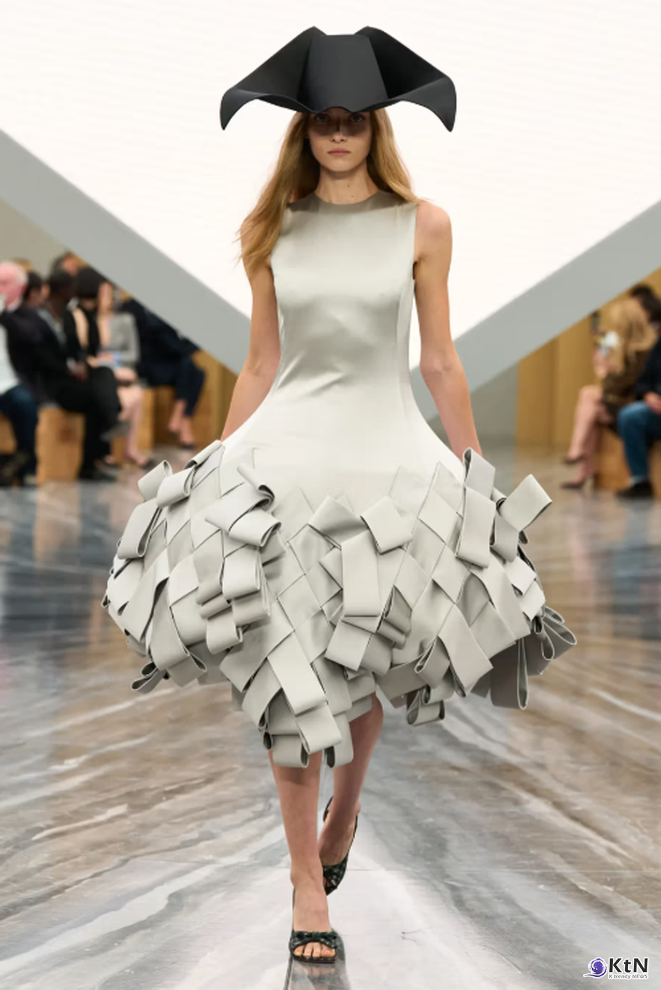 Jonathan Anderson's Debut Dior SS26 Womenswear Collection Was Nothing Short of Spectacular. 사진=Dior, K trendy NEWS DB ⓒ케이 트렌디뉴스 무단전재 및 수집, 재배포금지