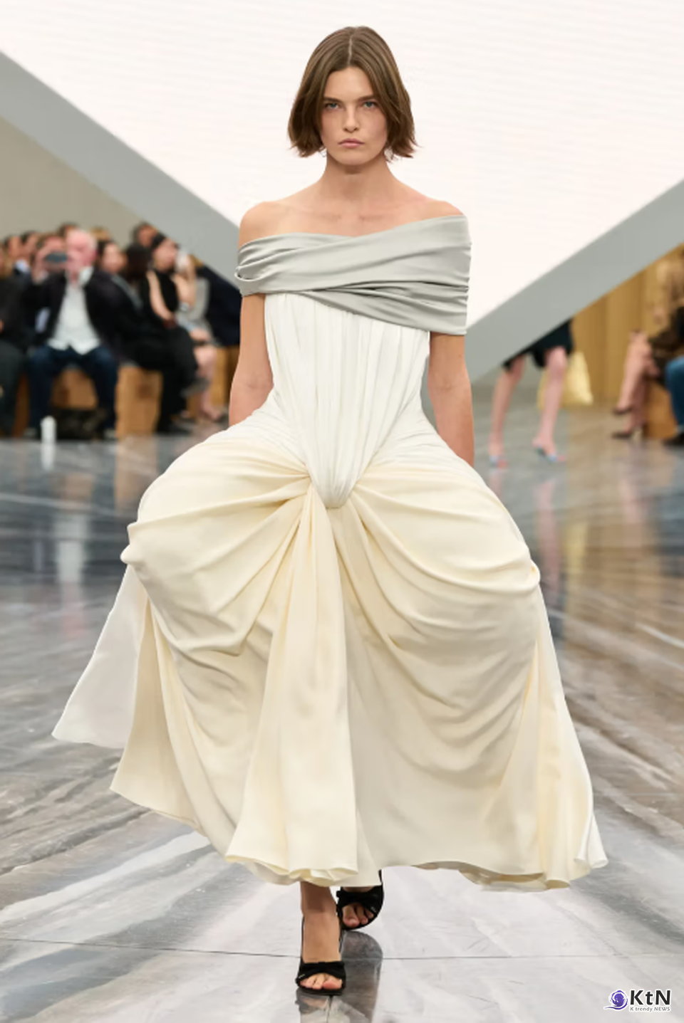 Jonathan Anderson's Debut Dior SS26 Womenswear Collection Was Nothing Short of Spectacular. 사진=Dior, K trendy NEWS DB ⓒ케이 트렌디뉴스 무단전재 및 수집, 재배포금지